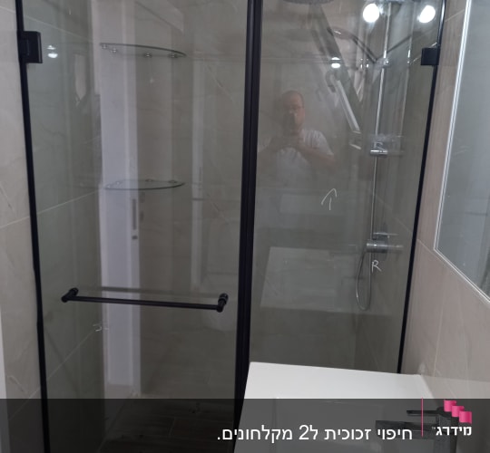 מקלחון זכוכית עם ראש מקלחת עגול וברז מתכת